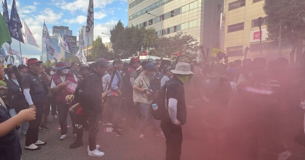 윤석열 정권 퇴진 전국동시다발 시국대회 참가자들이 28일 오후 서울 용산구 대통령실로 행진하던 중 숙대입구역 인근에서 연막탄을 터뜨리고 있다. 2024.9.28/뉴스1