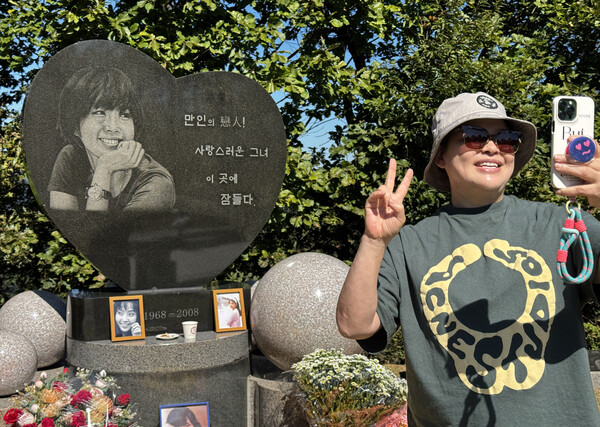방송인 이영자가 2일 오전 고(故) 최진실이 안장된 경기도 양평군 갑산공원묘역을 찾아 고인을 추억하고 있다. ⓒ뉴스1