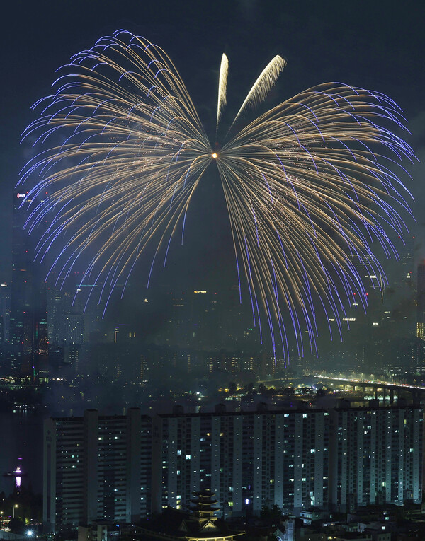 7일 밤 서울 여의도 한강공원 일대에서 열린 '2023 서울세계불꽃축제'에서 화려한 불꽃들이 밤 하늘을 수놓고 있다. 2023.10.7ⓒ뉴스1