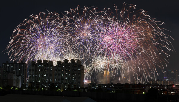 7일 오후 서울 여의도 한강공원 일대에서 열린 '2023 서울세계불꽃축제'에서 중국팀의 불꽃쇼가 진행되고 있다. 올해 축제는 '다채로운 색깔로 내일의 세상을 환하게 비추는 밝은 미래'(Lights of Tomorrow)라는 주제로 열린다. 2023.10.7ⓒ뉴스1