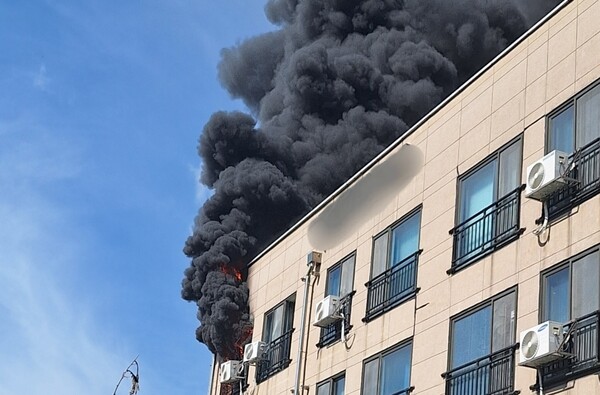 5일 오전 11시쯤 화재가 발생한 이천시 대월면의 한 다세대 주택의 모습.&nbsp;ⓒ경기도소방재난본부 제공