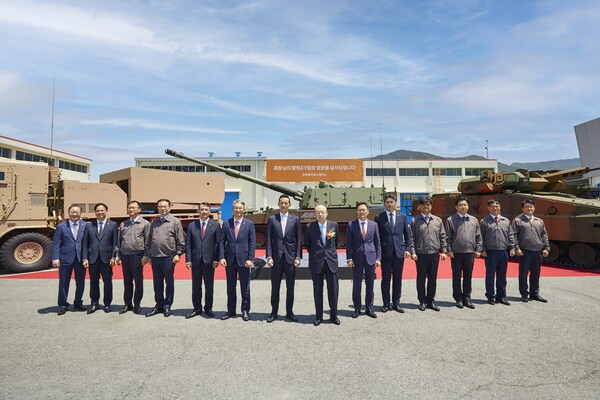 김승연 한화그룹 회장과 김동관 부회장 등 한화에어로스페이스 주요 경영진이 지난 20일 한화에어로스페이스 창원사업장에서 주력제품과 함께 기념촬영을 하고 있다.(한화그룹 제공) 2024.5.21. ⓒ뉴스1