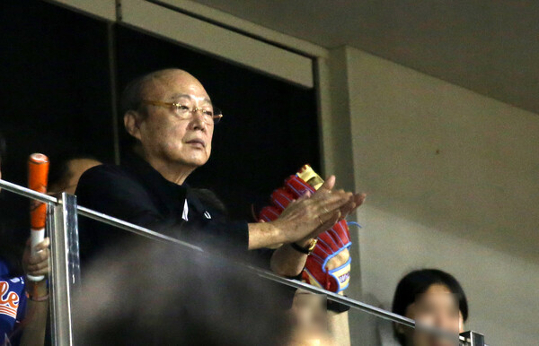 9일 대전 중구 한화생명 이글스파크에서 열린 ‘2024 신한 SOL 뱅크 KBO리그’ 키움 히어로즈와 한화 이글스 경기에서 한화가 역전하자 김승연 한화그룹 회장이 박수 치고 있다. 2024.8.9. ⓒ뉴스1