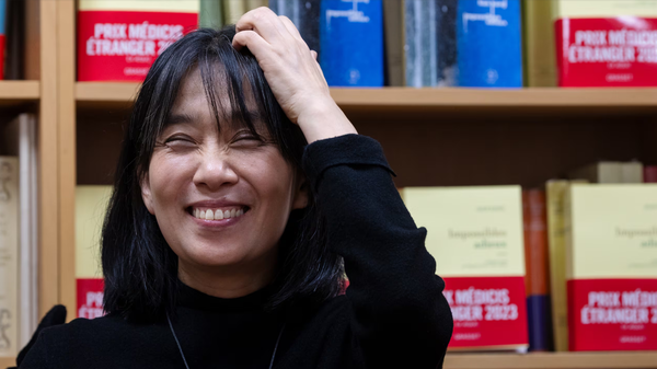 환하게 웃는 한강 작가. ⓒ뉴스1