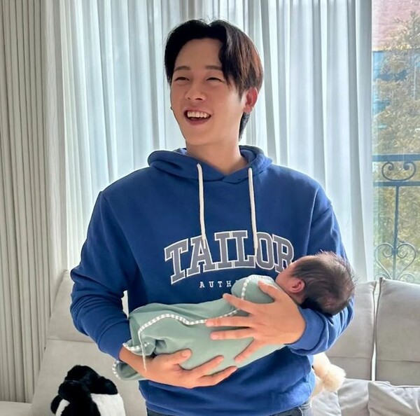 조카 품에 안은 이정하. ⓒ인스타그램