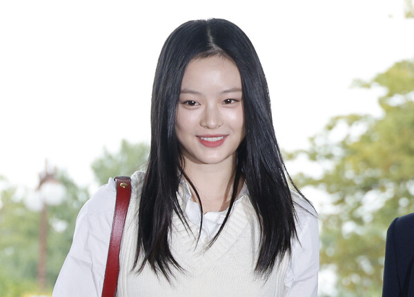 그룹 뉴진스(NewJeans)의 하니가 15일 오후 서울 여의도 국회에서 환경노동위원회 국정감사에 참고인 신분으로 출석하기 위해 본청으로 들어서고 있다. 2024.10.15. ⓒ뉴스1