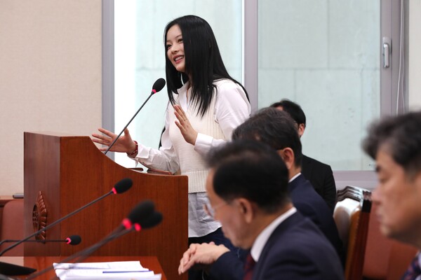 답변하는 하니. ⓒ뉴스1