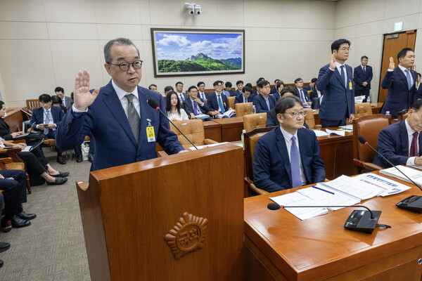 정인섭 한화오션 거제사업장 사장이 15일 오후 서울 여의도 국회에서 열린 환경노동위원회의 경제사회노동위원회, 중앙노동위원회, 최저임금위원회 등에 대한 국정감사에서 선서하고 있다. 2024.10.15ⓒ뉴스1