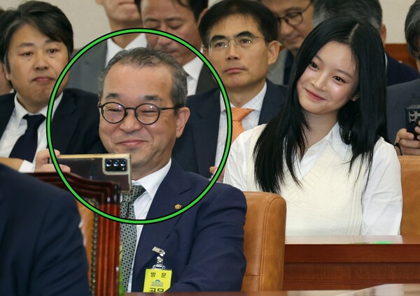 정인섭 한화오션 거제사업장 사장과 그룹 뉴진스의 하니가 15일 오후 서울 여의도 국회 환경노동위원회에서 열린 경제사회노동위원회, 중앙노동위원회, 최저임금위원회 등에 대한 국정감사에 출석, 사진을 찍고 있다. 2024.10.15ⓒ뉴스1