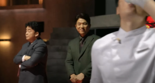 고군분투하는 최현석 뒤로 흐뭇하게 보고 있는 안성재. ⓒ넷플릭스