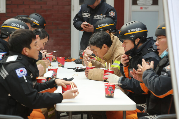 4일 오전 5시53분쯤 대구시 북구 침산동 3공단 내 육가공 공장에서 원인을 알 수 없는 화재가 발생했다. 현장에 출동한 소방관들이 진화작업을 마친 뒤 컵라면으로 허기를 달래고 있다. 불은 오전 10시40분 꺼졌다. 2017.12.4ⓒ뉴스1