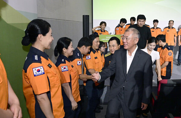 소방관과 인사 나누는 정의선 현대차그룹 회장. ⓒ뉴스1