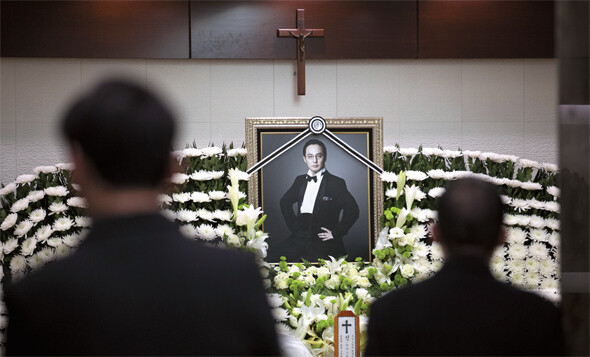 2014년 10월 서울 송파구 서울아산병원 장례식장에 마련된 신해철의 빈소. ⓒ한겨레&nbsp;