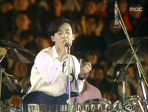 1988년 12월24일 제12회 문화방송(MBC) 대학가요제에서 신해철이 ‘그대에게’를 부르고 있다. ⓒ문화방송 유튜브 갈무리