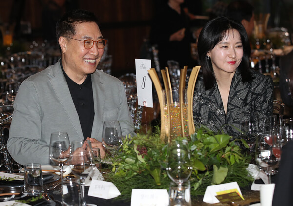 오랜만에 나들이 나온 이영애 부부: 73살 남편의 시간은 거꾸로 가는 걸까 싶다
