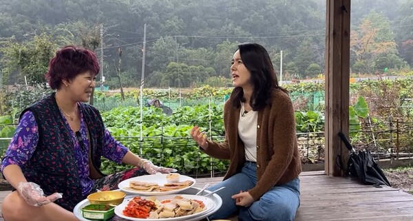한가인이 이명화에게 고민을 말한 뒤 '극복, 극복, 극복하자'를 외치는 모습.&nbsp;ⓒ유튜브 채널 '랄랄'&nbsp;