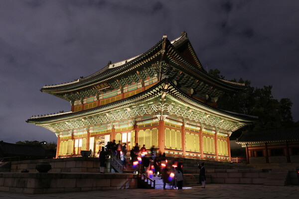 창덕궁 달빛기행은 돈화문에서 시작됩니다. 전문해설사를 만나 인사를 하고 이어폰과 리시버를 받습니다. 한 쪽 귀로 해설사의 설명을 들으며 서울에서 가장 오래된 돌다리인 금천교를 지나 인정전에 도착합니다. 왼쪽엔 빌딩, 오른쪽엔 불 켜진 인정전을 보면 와∼소리가 납니다. 잠시 현실에서 벗어나 꿈 속 밤 산책이 시작됩니다. ⓒ한겨레 백소아 기자 thanks@hani.co.kr