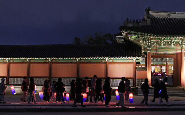 청사초롱은 달빛기행의 포인트 중 하나입니다. 한발짝 물러나 이어지는 청사초롱 행렬을 보면 무척이나 귀엽습니다. ⓒ한겨레 백소아 기자 thanks@hani.co.kr