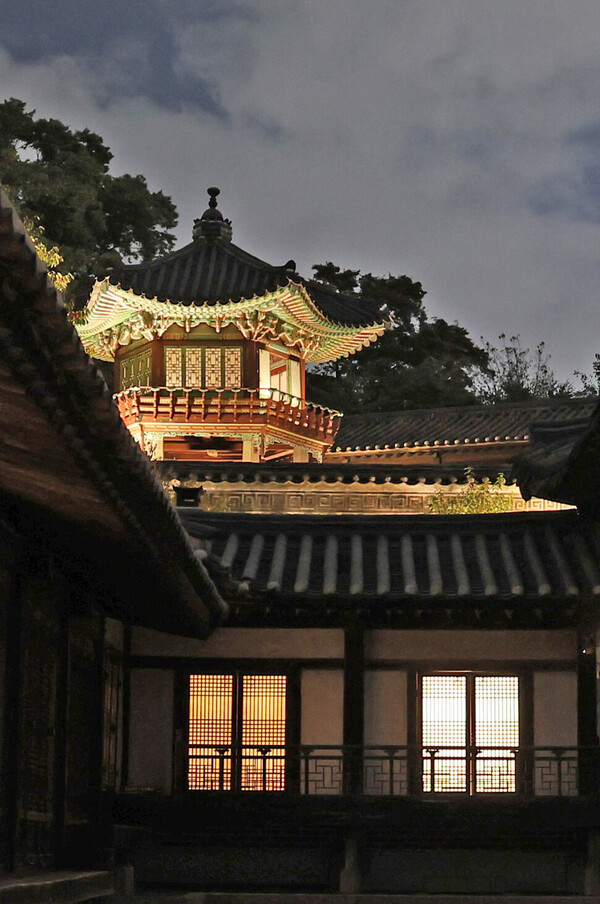 아쉽게도 제가 창덕궁을 찾은 날은 구름이 많이 껴 달을 볼 수 없었습니다. 지난 주 ‘슈퍼문’이 지나간 뒤라 궁궐 위로 뜬 고운 손톱 달을 기대했는데 아쉬웠습니다. ⓒ한겨레 백소아 기자 thanks@hani.co.kr