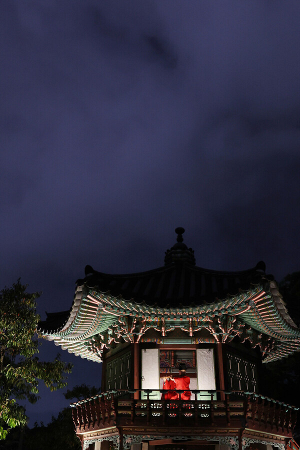 상량정에 도착하면 놀라운 사실을 깨닫습니다. 달빛기행 초반에 들리던 대금 연주가 라이브였다는 겁니다. 평소에는 상량정을 가까이서 보기 어려운데 달빛기행에서는 바로 앞까지 가서 세세하게 상량정을 만날 수 있습니다. ⓒ한겨레 백소아 기자 thanks@hani.co.kr