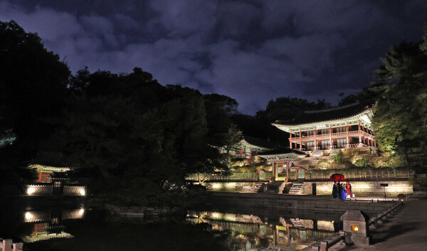 부용지는 달빛기행의 하이라이트로 꼽힙니다. 부용지 위로 비친 불 밝힌 주합루의 모습은 장관 중 하나입니다. 밤 산책을 나온 임금님∙중전마마와 함께 사진을 찍는 즐거움도 있습니다. ⓒ한겨레 백소아 기자 thanks@hani.co.kr