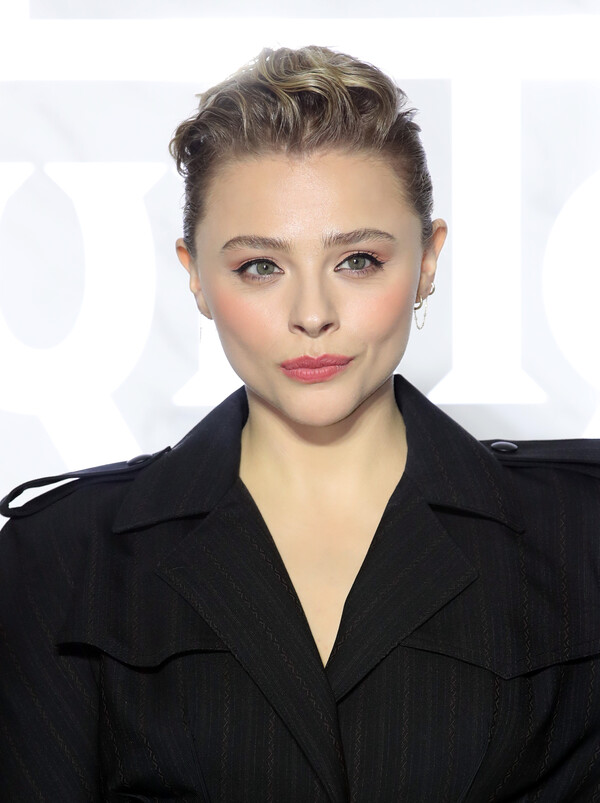 미국 '국민 여동생' 27세 클로이 모레츠가 커밍아웃하며 또 다른 사실 하나를 깜짝 공개했다