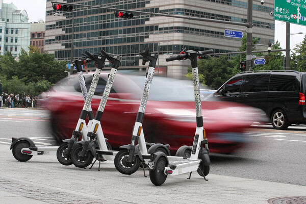 서울 종로구 광화문광장 인근 인도에 전동킥보드들이 주차된 모습.&nbsp;ⓒ뉴스1&nbsp;
