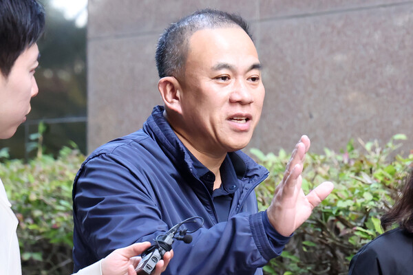 '김건희 여사 공천 개입 의혹'의 핵심 인물인 명태균 씨가 6일 경남 창원의 자택에서 나와 취재진의 질문을 받고 있다. 2024.11.6ⓒ뉴스1