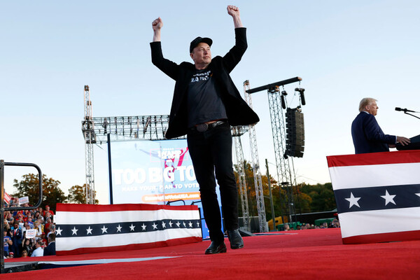 2024년 10월 6일(한국시간) 미국 펜실베이니아주 버틀러에서 열린 버틀러 팜 쇼 박람회장에서 열린 선거 유세에서 공화당 대선 후보인 도널드 트럼프 전 대통령이 연설하자, 일론 머스크가 청중을 열광시키고 있는 모습. ⓒGettyimagesKorea