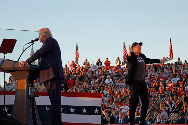 2024년 10월 6일(한국시간) 미국 펜실베이니아주 버틀러에서 열린 버틀러 팜 쇼 박람회장에서 열린 선거 유세에서 공화당 대선 후보인 도널드 트럼프 전 대통령이 연설하자, 엘론 머스크가 청중을 열광시키고 있는&nbsp; 모습.&nbsp; ⓒGettyimagesKorea