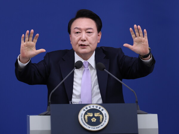 기자회견서 김건희 국정 개입 의혹 질문 나오자 윤 대통령 입장: 지금 뭘 들은 건가 싶다