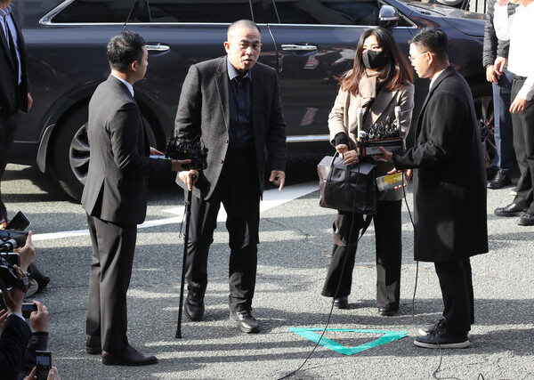 '윤석열 대통령 부부 공천 개입 의혹'의 핵심 인물인 명태균 씨가 8일 오전 정치자금법 위반 혐의 피의자 신분으로 검찰 조사를 받기 위해 경남 창원시 성산구 창원지방검찰청으로 출석하고 있다. 2024.11.8ⓒ뉴스1