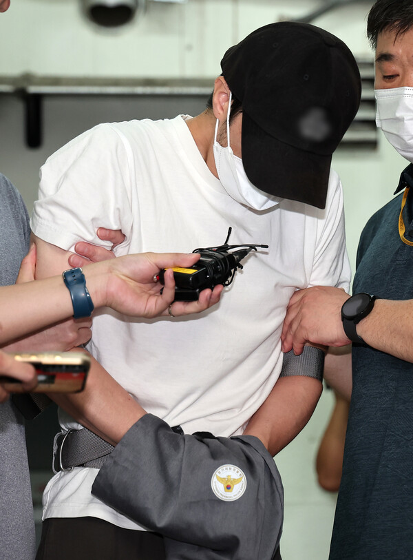 자신이 운영하는 태권도장에서 5살 남자아이를 심정지 상태로 빠뜨린 관장이 19일 경기 의정부경찰서에서 검찰로 송치되고 있다. (2024.7.19) ⓒ뉴스1