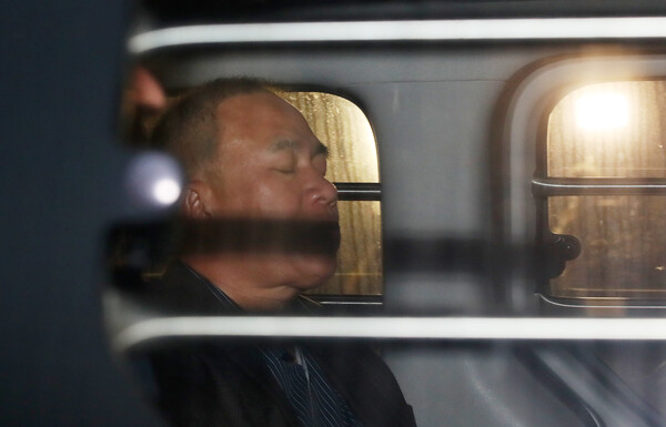 호송차 타는 명태균 ⓒ뉴스1