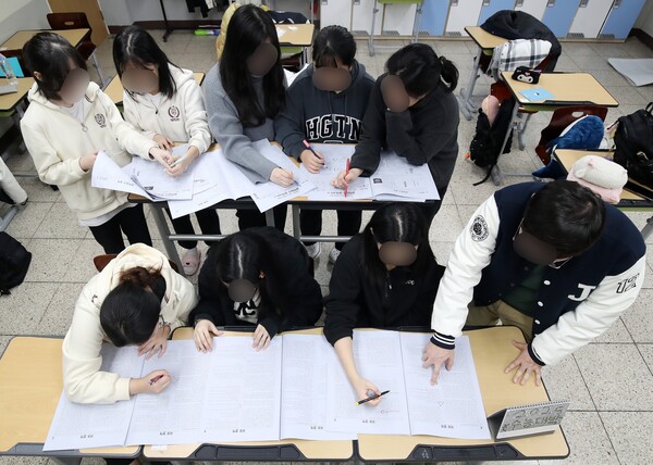 15일 오전 대구 수성구 정화여자고등학교에서 고3 수험생들이 담임교사와 함께 전날 치른 2025학년도 대학수학능력시험(수능) 가채점을 하고 있다. (2024.11.15) ⓒ뉴스1