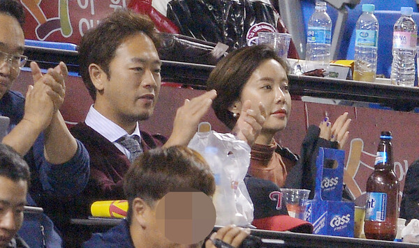 황정음과 전남편 이영돈이 야구경기를 보고 있다. 2016.10.17. ⓒ뉴스1