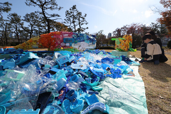 유엔 플라스틱 협약 제5차 정부 간 협상위원회 회의를 이틀 앞둔 23일 오후 부산 해운대구 올림픽공원 일대에서 열린 ‘1123 부산 플라스틱 행진’ 행사장에 플라스틱 조형물이 설치되어 있다.&nbsp;ⓒ한겨레