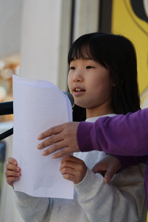 ‘아기기후소송’ 청구인 중 한명인 김한나 어린이가 23일 오후 부산 해운대구 올림픽공원 일대에서 열린 ‘1123 부산 플라스틱 행진’에서 발언하고 있다. ⓒ한겨레