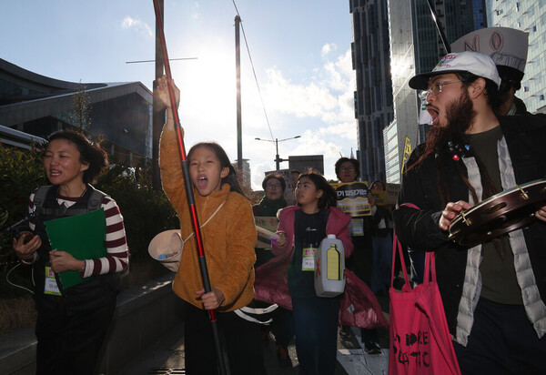 유엔 플라스틱 협약 제5차 정부 간 협상위원회 회의를 이틀 앞둔 23일 오후 부산 해운대구 올림픽공원 일대에서 열린 ‘1123 부산 플라스틱 행진’ 참가자들이 회의가 열리는 벡스코를 향해 행진하고 있다. ⓒ한겨레
