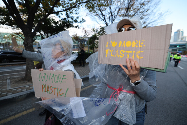 유엔 플라스틱 협약 제5차 정부 간 협상위원회 회의를 이틀 앞둔 23일 오후 부산 해운대구 올림픽공원 일대에서 열린 ‘1123 부산 플라스틱 행진’ 참가자들이 회의가 열리는 벡스코 근처를 행진하고 있다. ⓒ한겨레