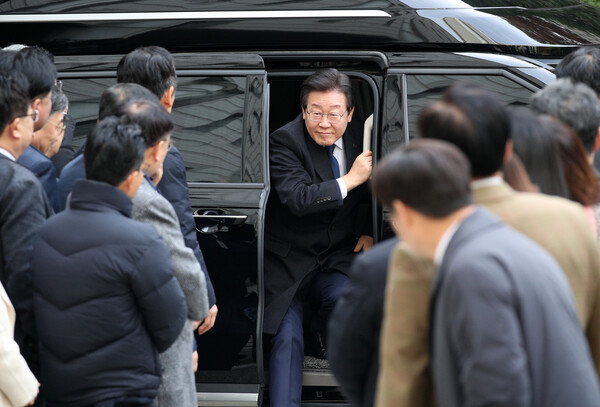 차에서 내리는 이재명 더불어민주당 대표. ⓒ뉴스1