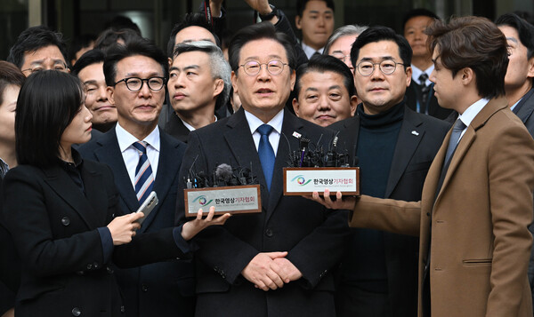 이재명 더불어민주당 대표가 25일 서울 서초구 중앙지방법원에서 열린 위증교사 혐의 1심에서 무죄를 선고 받은 후 법원을 나서고 있다. 서울중앙지법 형사합의33부(부장판사 김동현)는 "피고인에 대한 공소사실은 범죄사실의 증명이 없고, 위증교사의 고의가 있었다고 보기 어렵다" 며 위증교사 혐의로 기소된 이 대표에게 무죄를 선고했다. 2024.11.25. ⓒ뉴스1