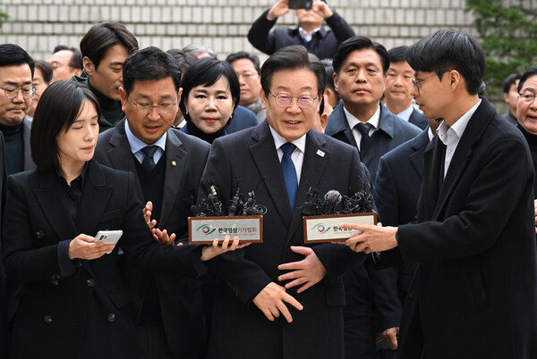 활짝 웃으며 법정 들어간 이재명 대표, '위증교사 무죄' 판결 이후 표정은 大반전이다