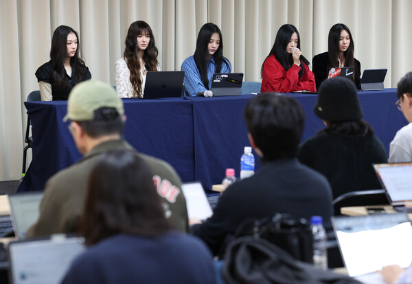 '전속계약 해지' 뉴진스가 하이브를 단 한마디로 설명했고, '찢었다'라는 말밖에 안 나온다