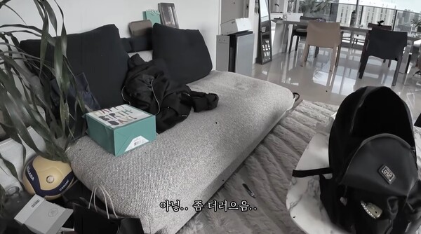 당시 날것 그대로의 집안 곳곳의 모습이 카메라에 포착됐다. ⓒ유튜브 채널 ‘추성훈 ChoosungHoon’