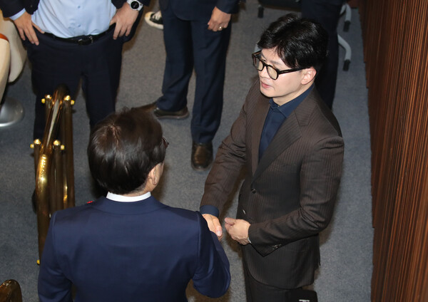 4일 새벽 서울 여의도 국회에서 열린 본회의에서 이재명 더불어민주당 대표와 한동훈 국민의힘 대표가 인사를 나누고 있다.&nbsp;ⓒ뉴스1&nbsp;