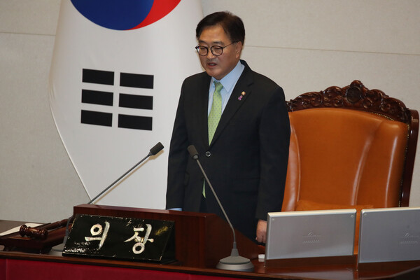 4일 새벽 서울 여의도 국회 본회의장에서 열린 본회의에서 우원식 국회의장이 비상계엄 해제 요구 결의안을 의결한 뒤 발언하고 있다. ⓒ뉴스1