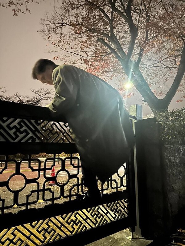 우원식 국회의장이 비상계엄령이 선포된 지난 3일 밤 서울 여의도 국회 담을 넘어 경내로 들어가고 있다. (국회 사무처 제공) 2024.12.4. ⓒ뉴스1