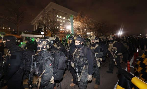 윤석열 대통령의 비상계엄 해제 요구 결의안이 국회 본회의에서 통과된 4일 새벽 무장 계엄군이 국회를 나서고 있다.&nbsp;ⓒ뉴스1&nbsp;