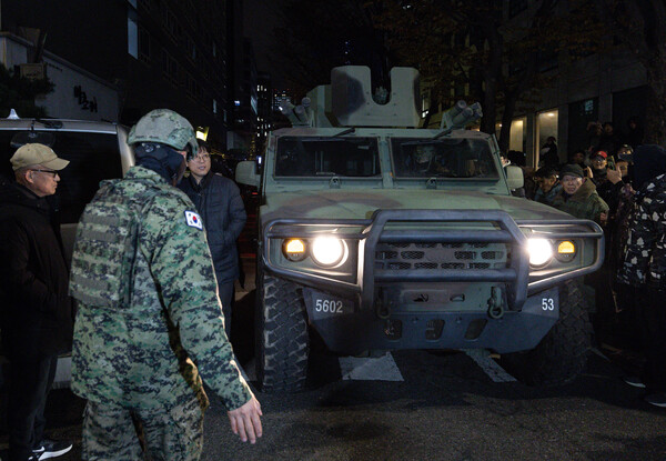 윤석열 대통령의 비상계엄 해제 요구 결의안이 국회 본회의에서 통과된 4일 새벽 서울 여의도 더불어민주당 당사 인근에 배치된 군 차량이 철수하고 있다.&nbsp;ⓒ뉴스1&nbsp;